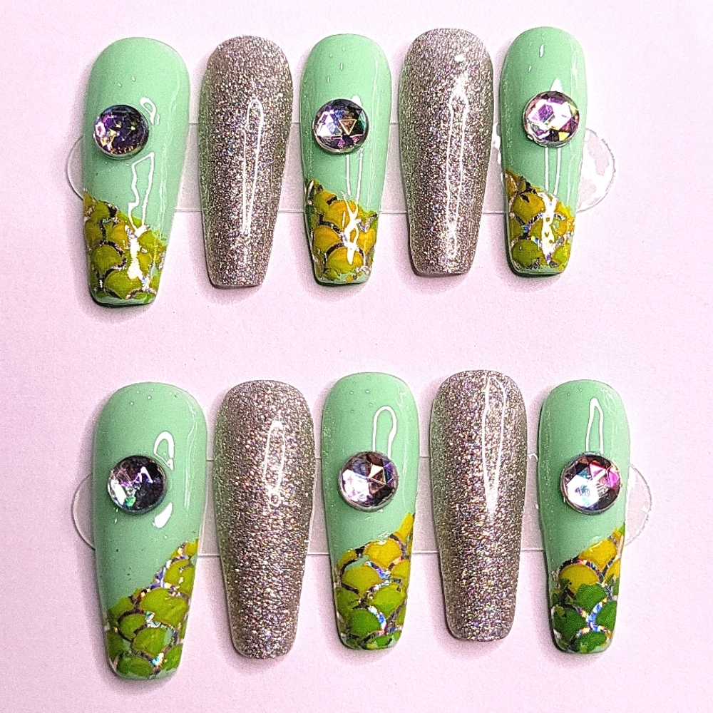 💋Press On Nails - Green and Silver Glimmer with Snake Like Designs.